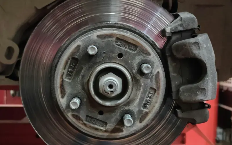 Bremsscheibe und Bremssattel an der Radnabe