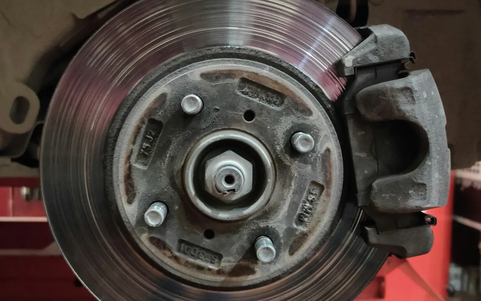 Bremsscheibe und Bremssattel an der Radnabe