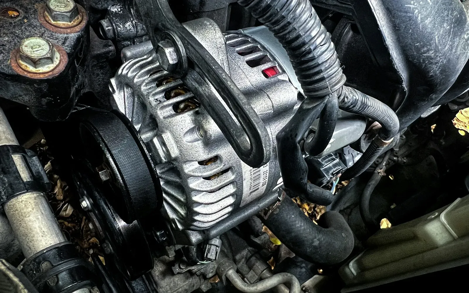 Motorraum mit Lichtmaschine und Keilriemen